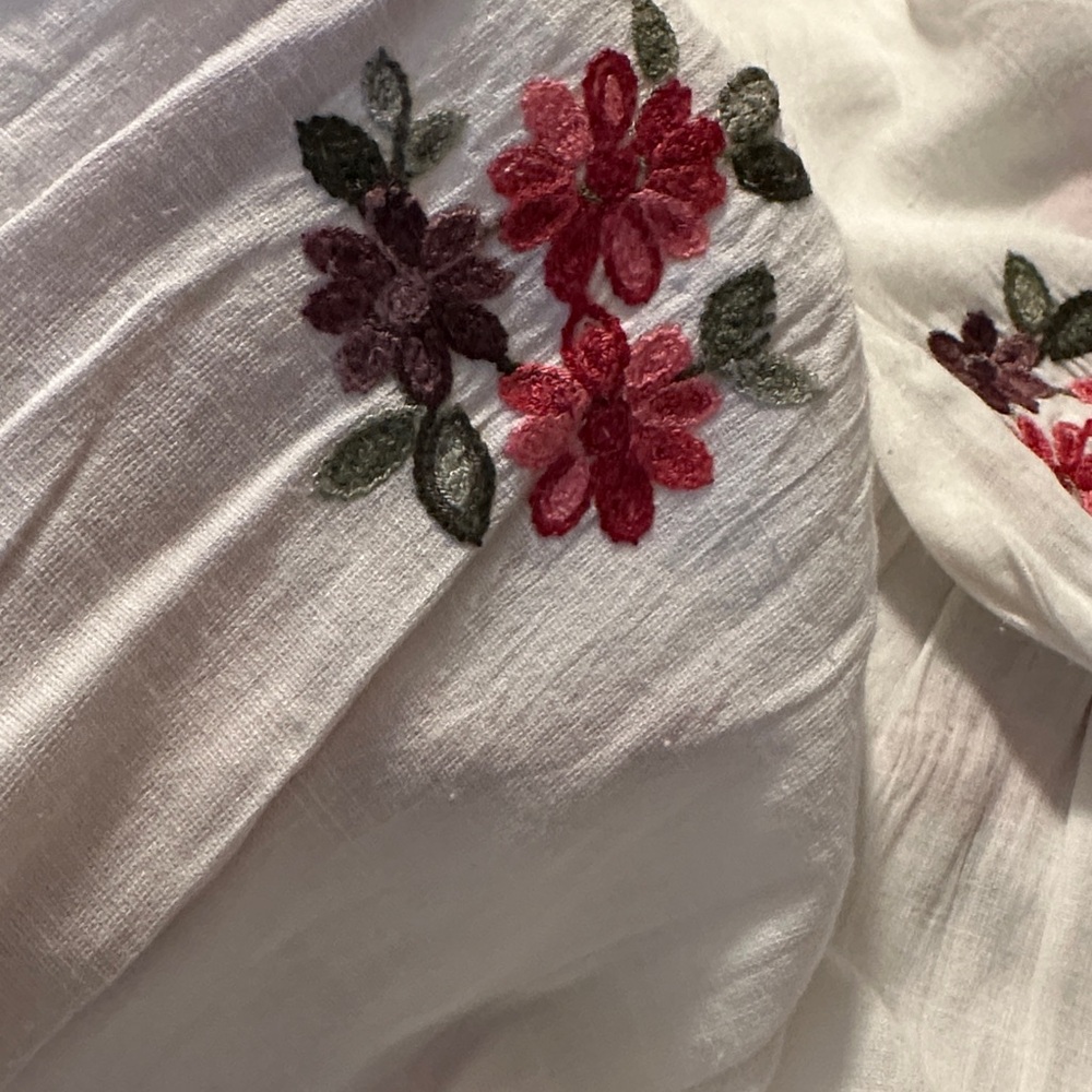 Gibson Latimer White Top with Floral Accents - Picture 4 of 7